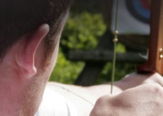 Jalo con arco con el objetivo